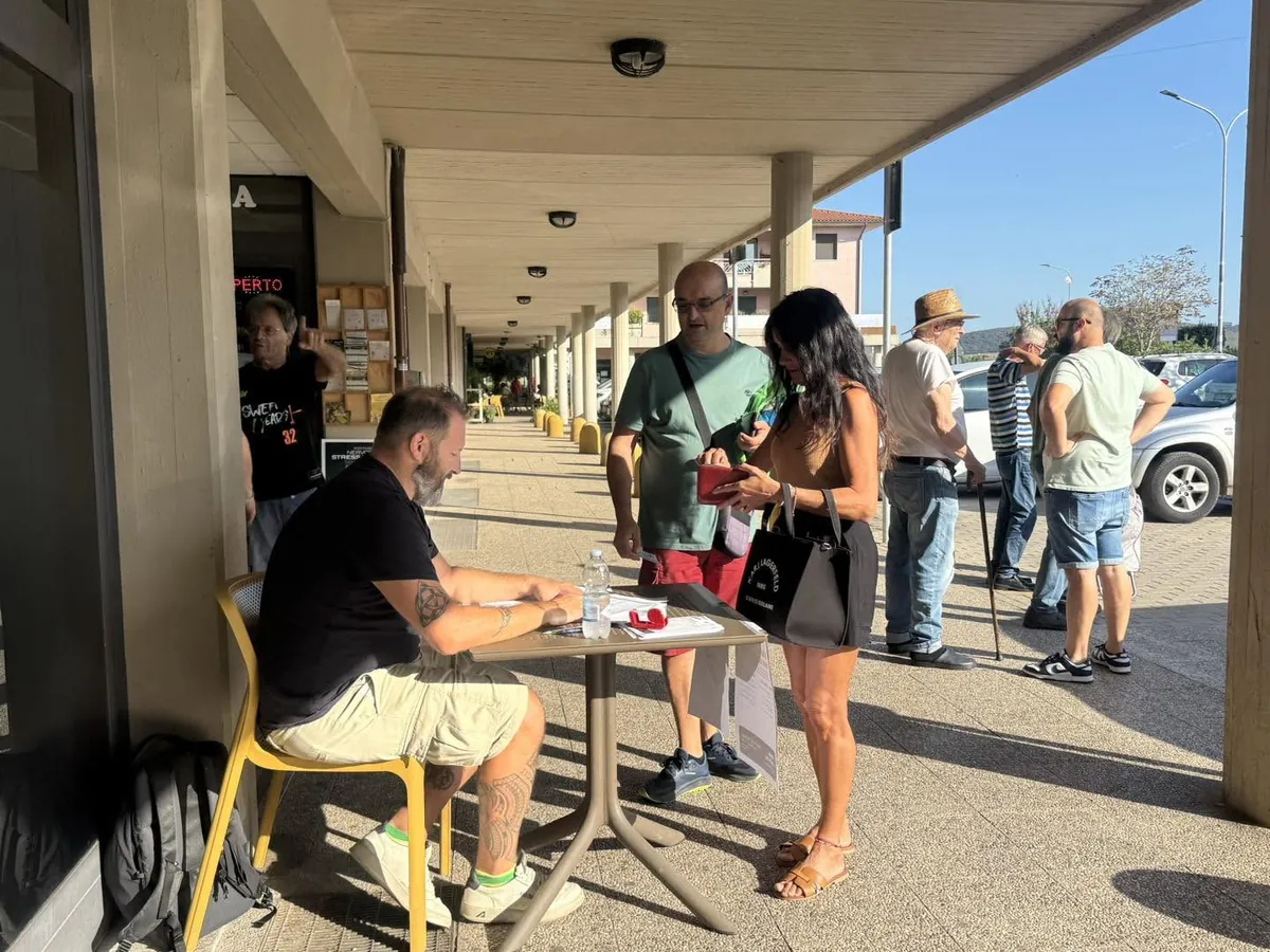 Cittadini al banchetto per la raccolta firme su Viale Matteotti a Scarlino Scalo