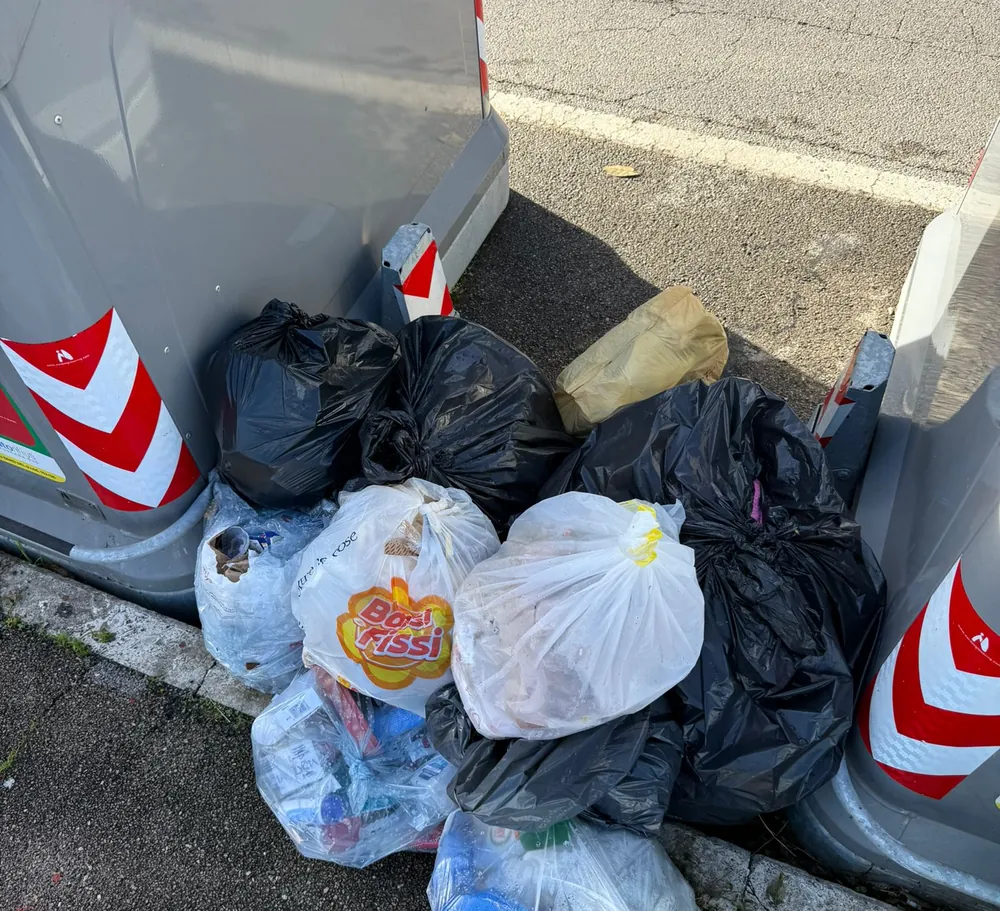 Rifiuti abbandonati in via Buozzi e via Giulio Cesare